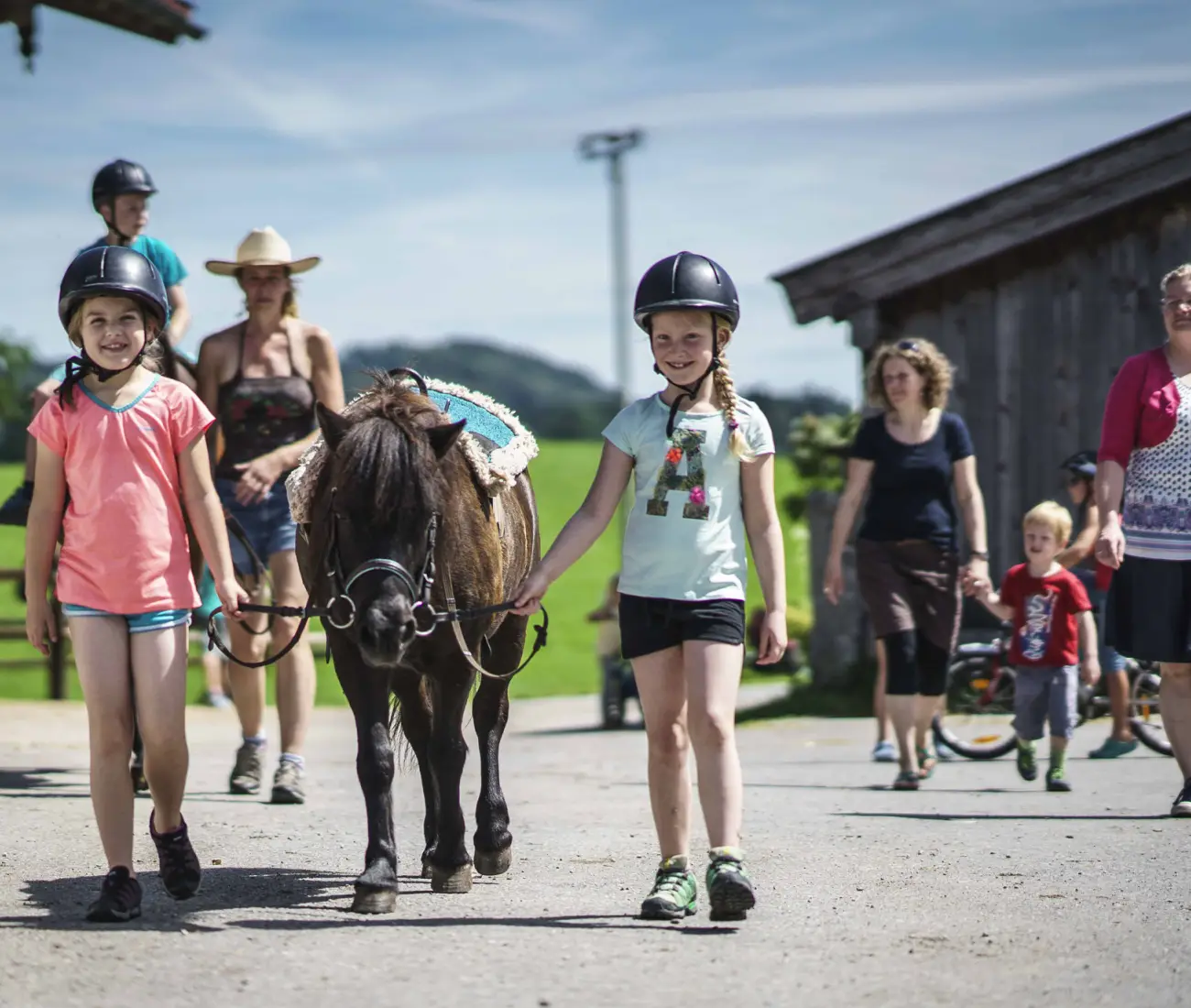 Familienausflug mit Ponys auf dem Reitplatz