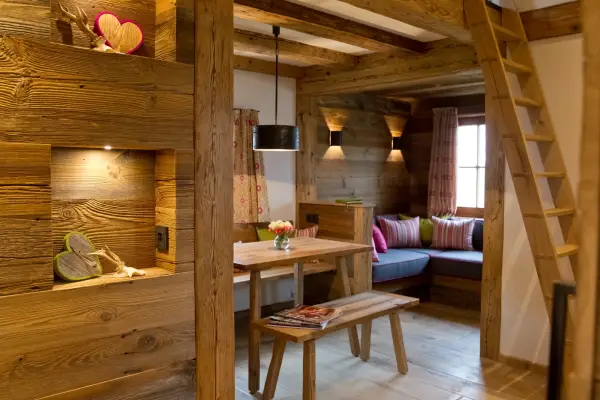 Wohnbereich mit Holzdetails und Galerie-Leiter